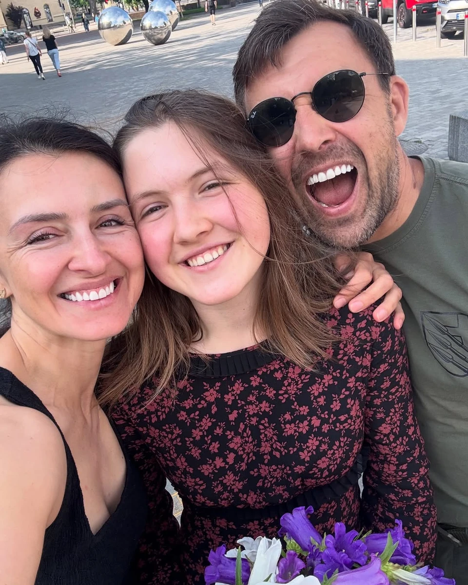 Хамайко й Оністрат привітали спільну дочку з закінченням школи