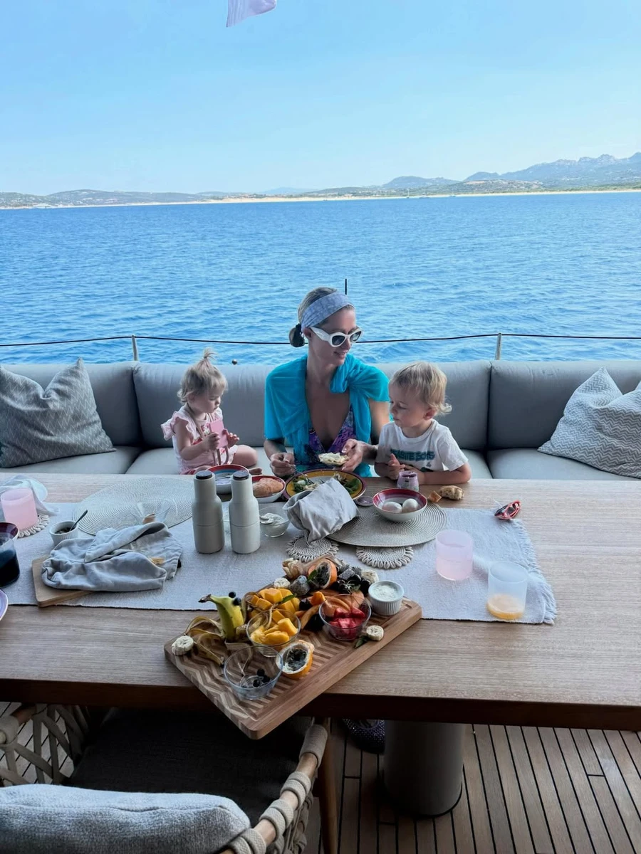 Періс Хілтон показала розваги з сином і дочкою на яхті