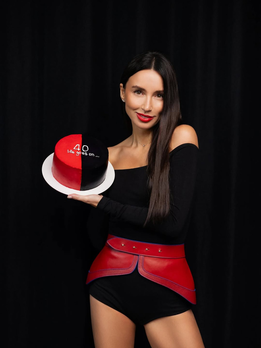 Марина Арістова у боді показала оголені стегна на фото до 40-річчя