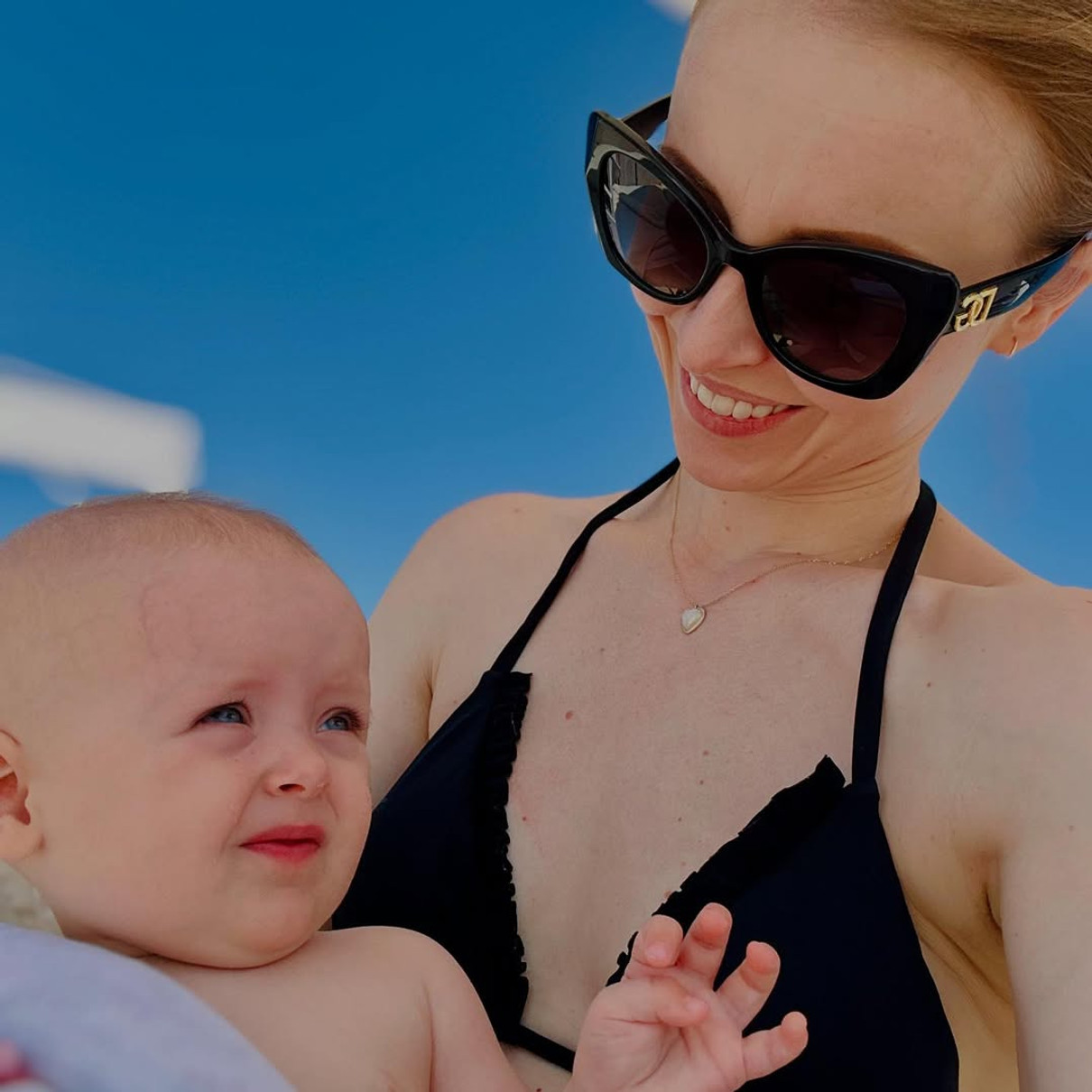 Анна Сагайдачна у бікіні показалася з дочкою на руках