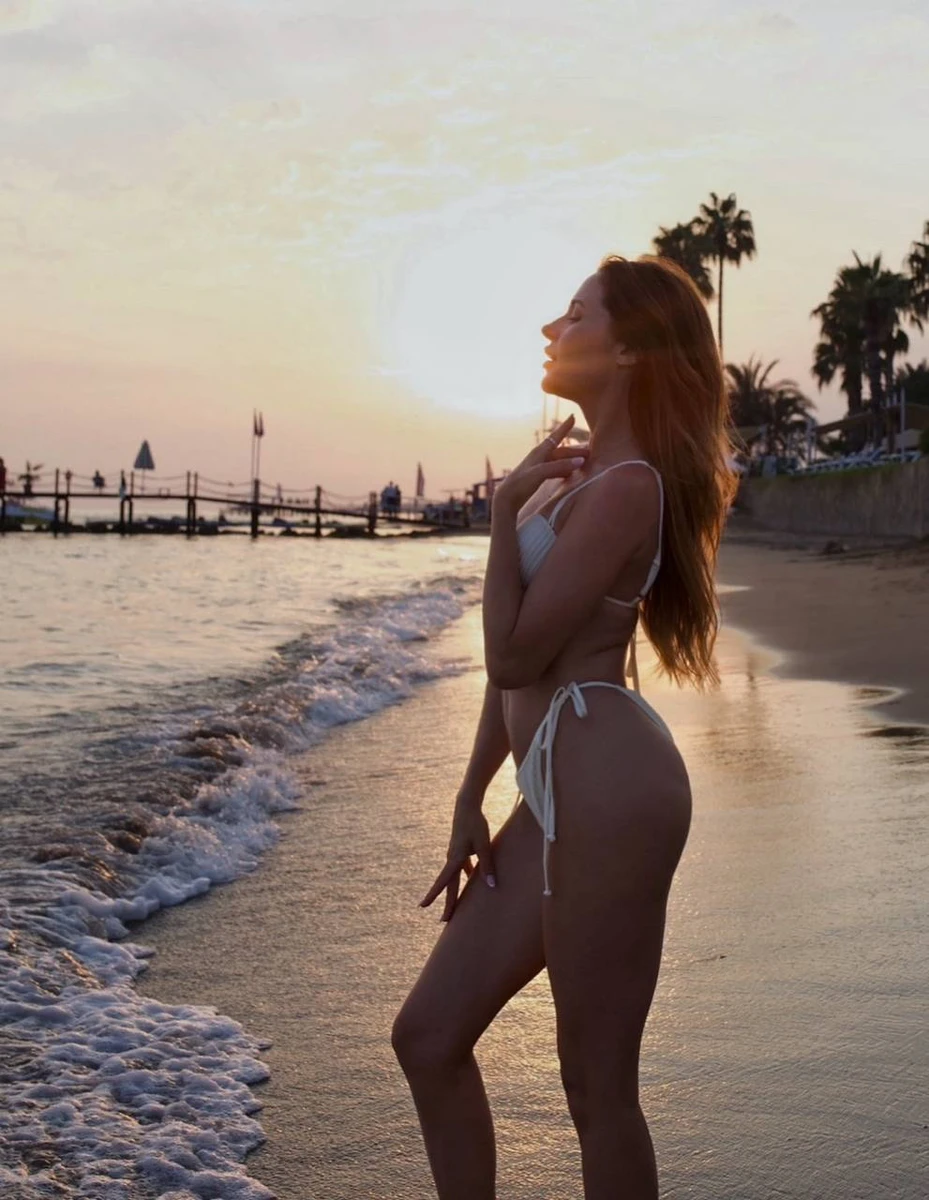 Денисенко в купальнику на тлі води