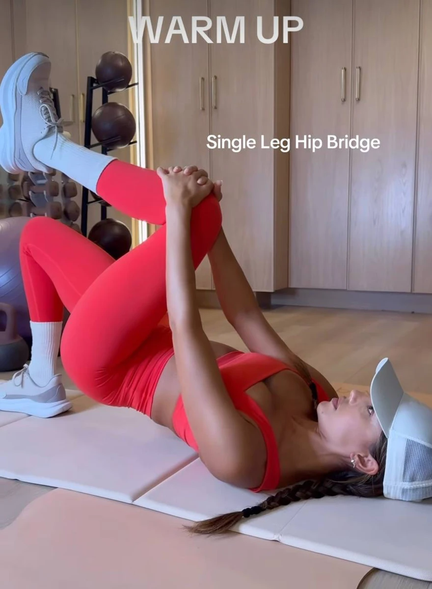 Альба показала вправи на килимку