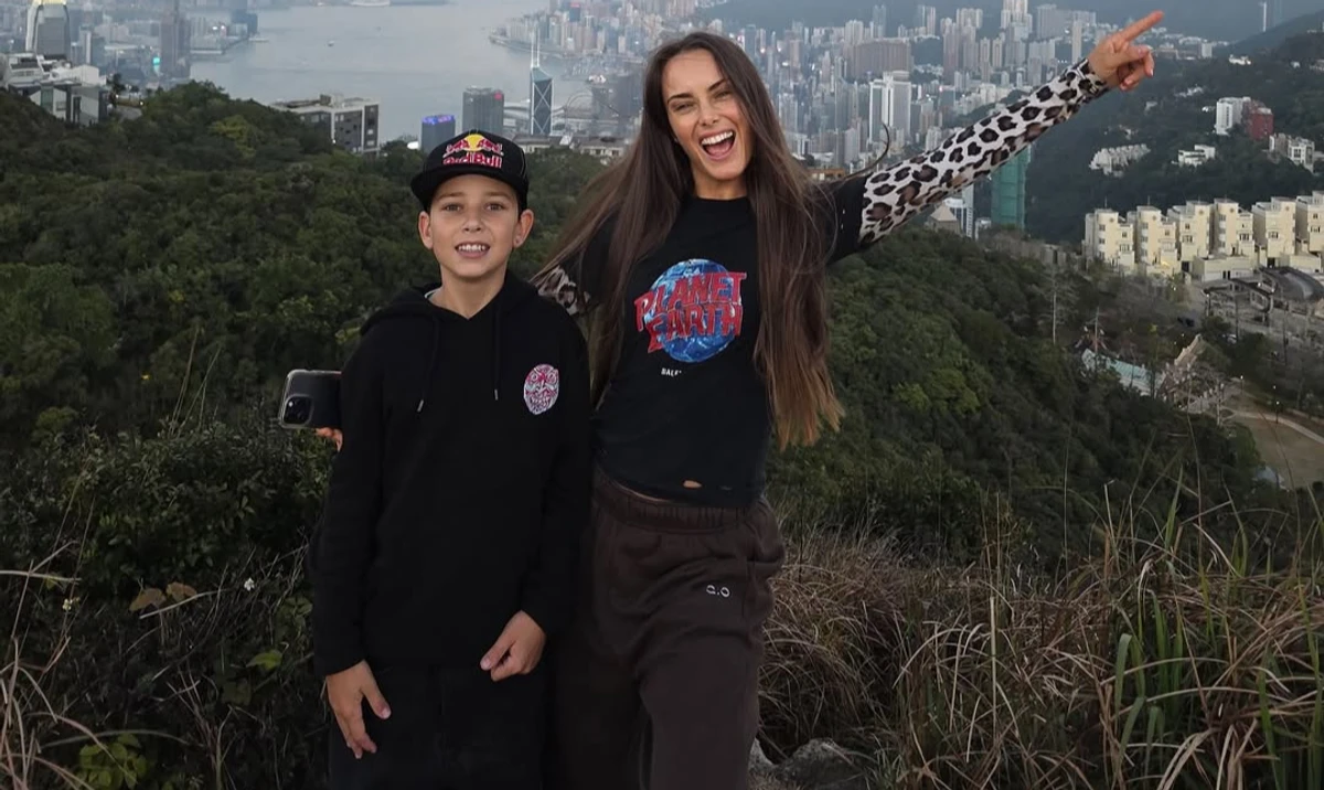 Ксенія Мішина з сином позують для фото