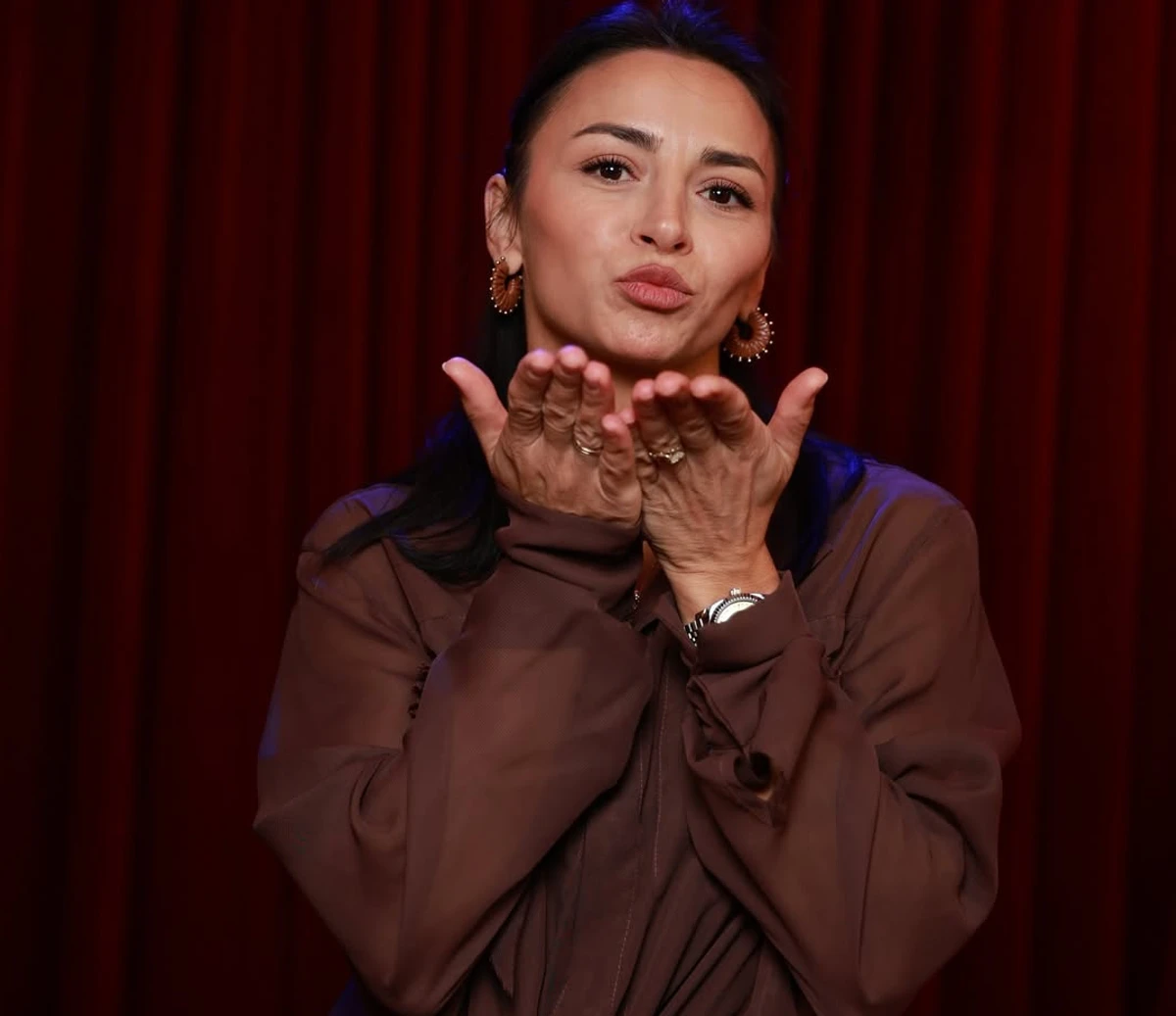 Ілона Гвоздьова позує для фото