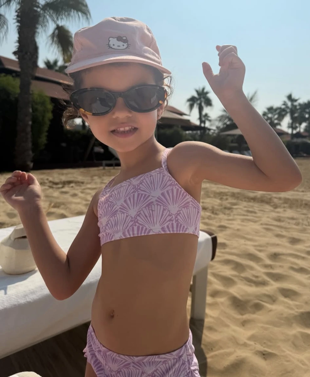 Наречена Кріштіану Роналду показала їхню молодшу дочку на відпочинку на милому фото