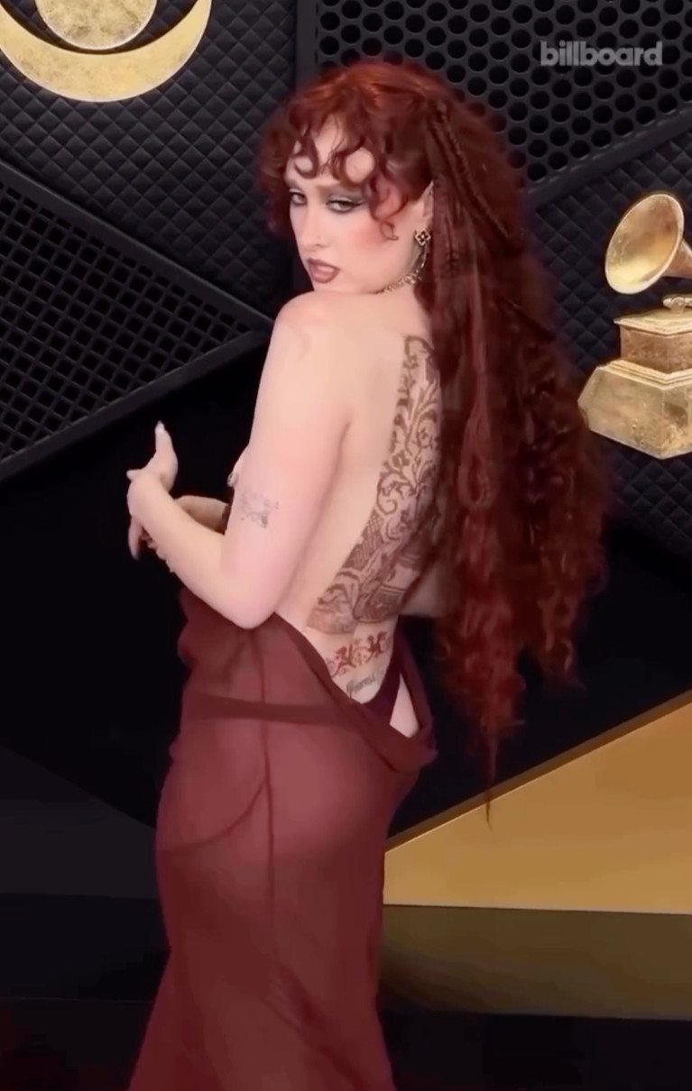 Чаппелл Роун засвітила голий бюст та спину на Греммі
