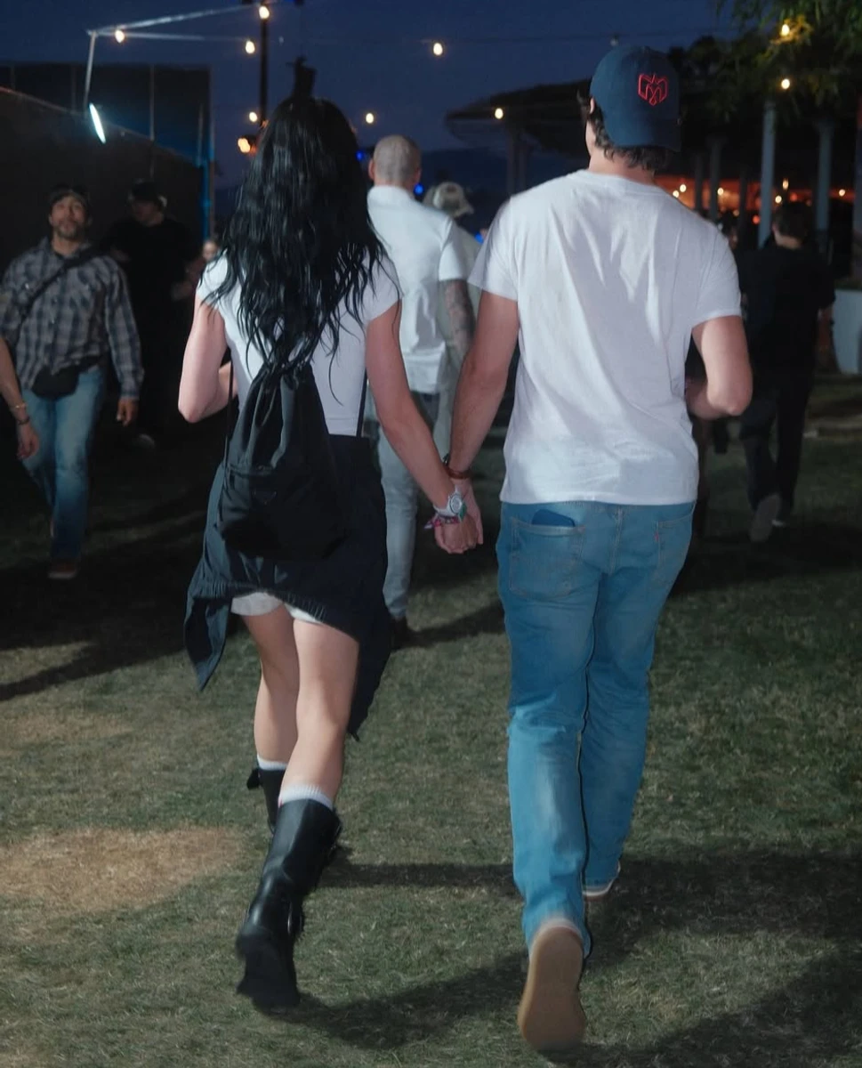 Кеті Перрі та Джастін Трюдо за ручку походили на галявині фестивалю