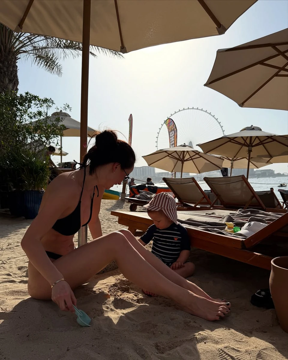 Таня Парфільєва у бікіні посиділа на піску з єдиним сином