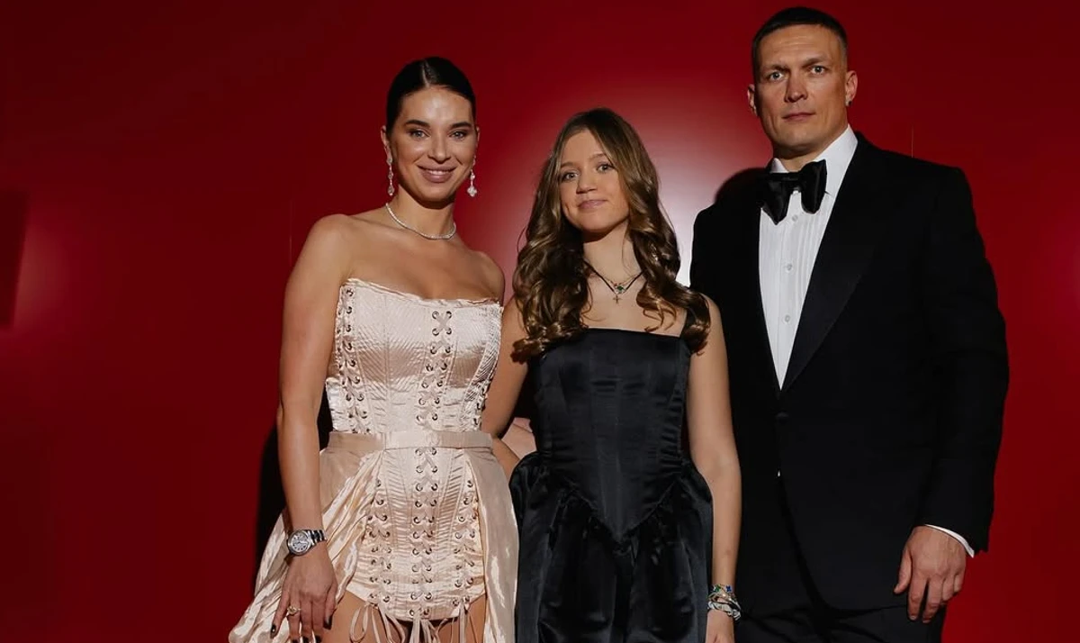 Олександр Усик з дочкою та дружиною