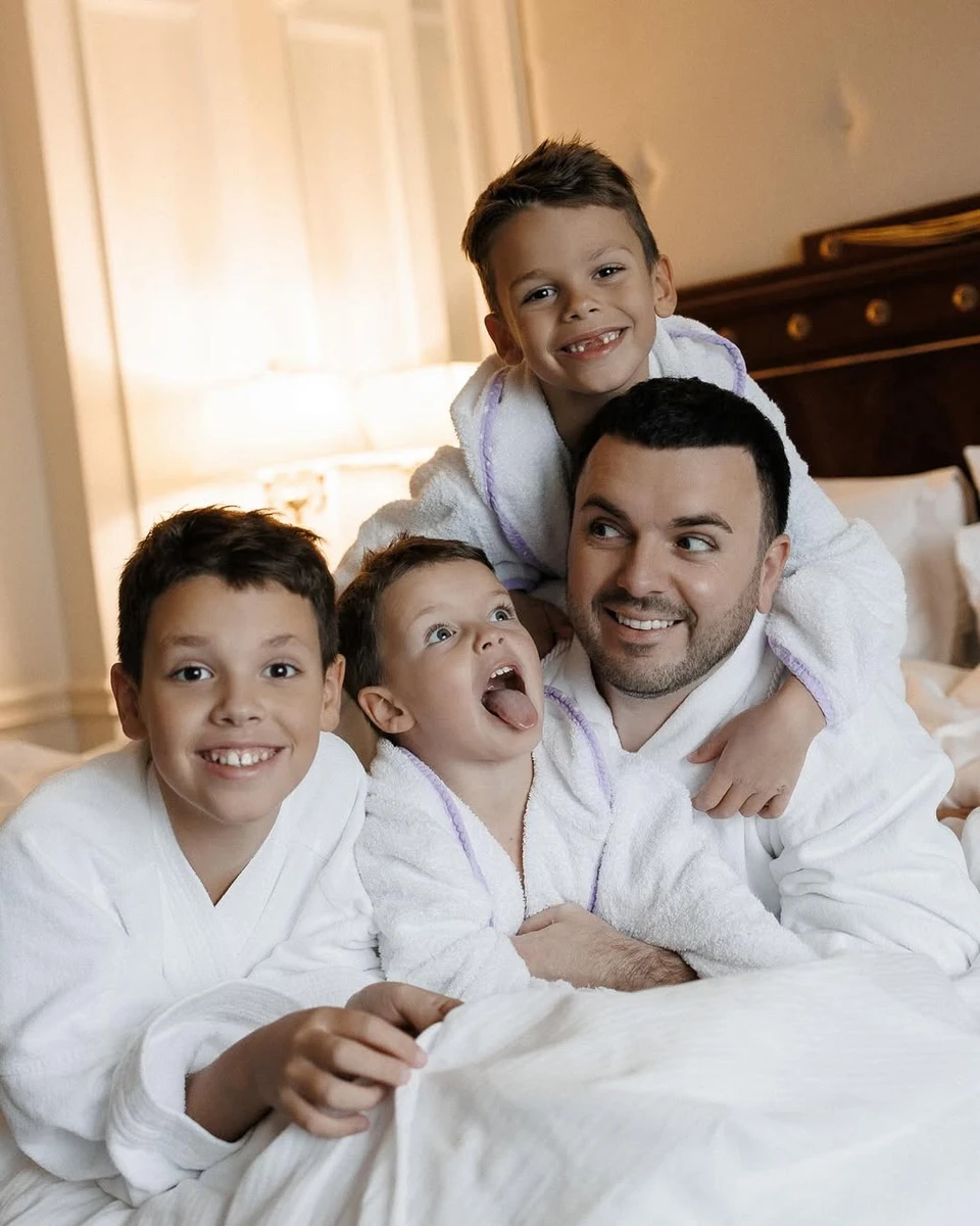 Григорій Решетнік з синами наробили кумедних фото