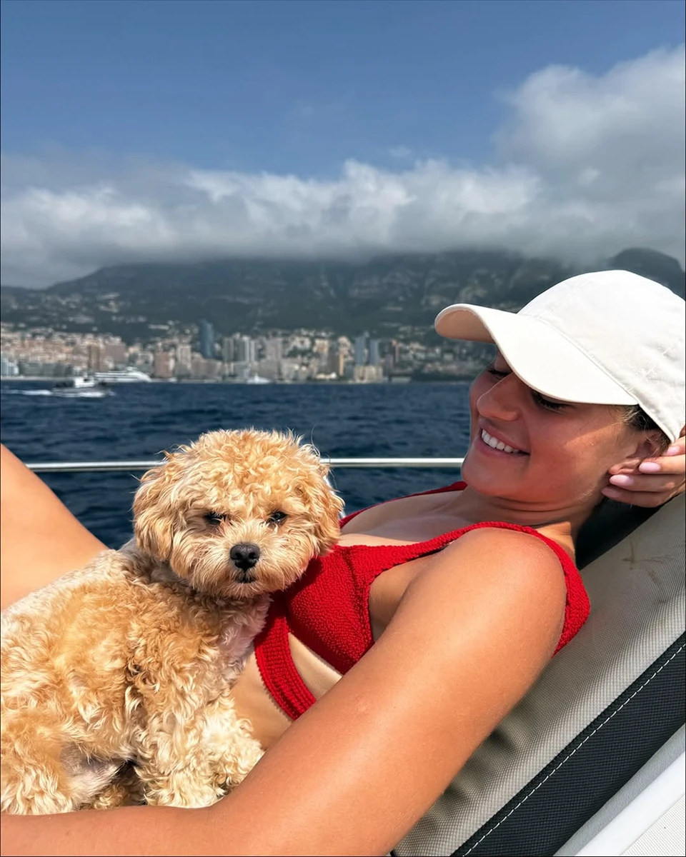 Костюк з песиком на яхті