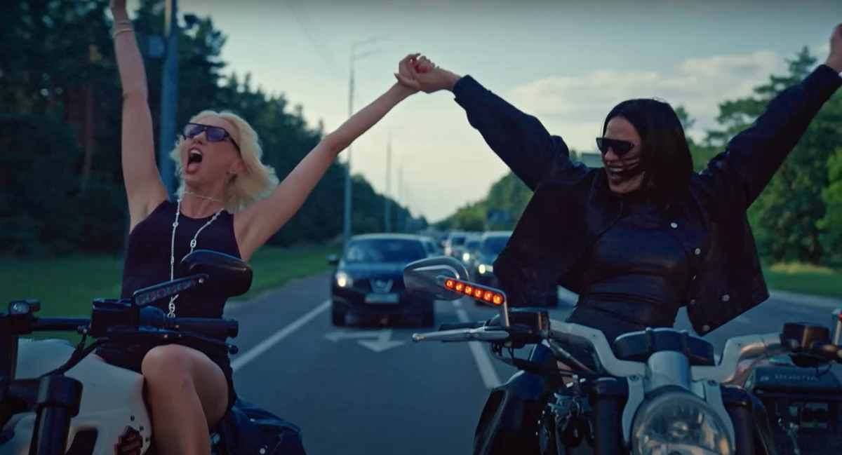 Оля Полякова та Маша Єфросиніна на байках ефектно покаталися для кліпу
