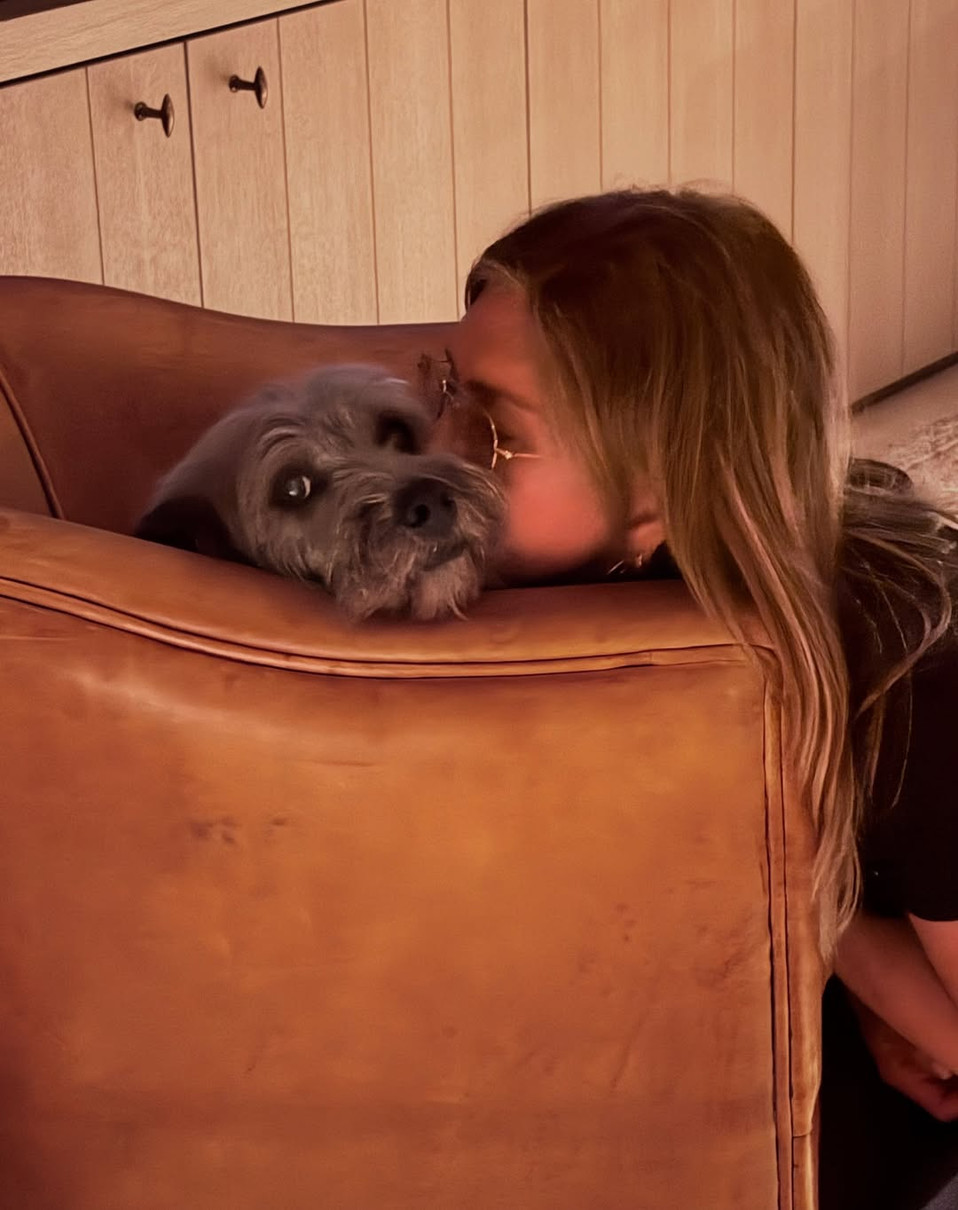 Дженніфер Еністон замилувала цілунком зі своїм песиком