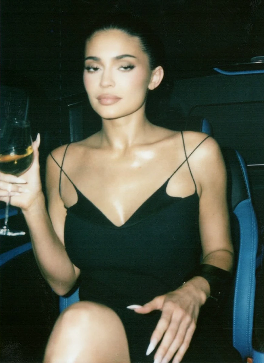 Кайлі Дженнер блиснула декольте на показі мод в Парижі