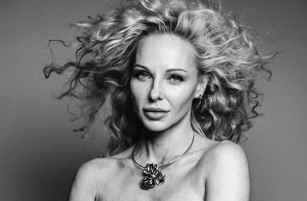 Даша Трегубова позує для фото