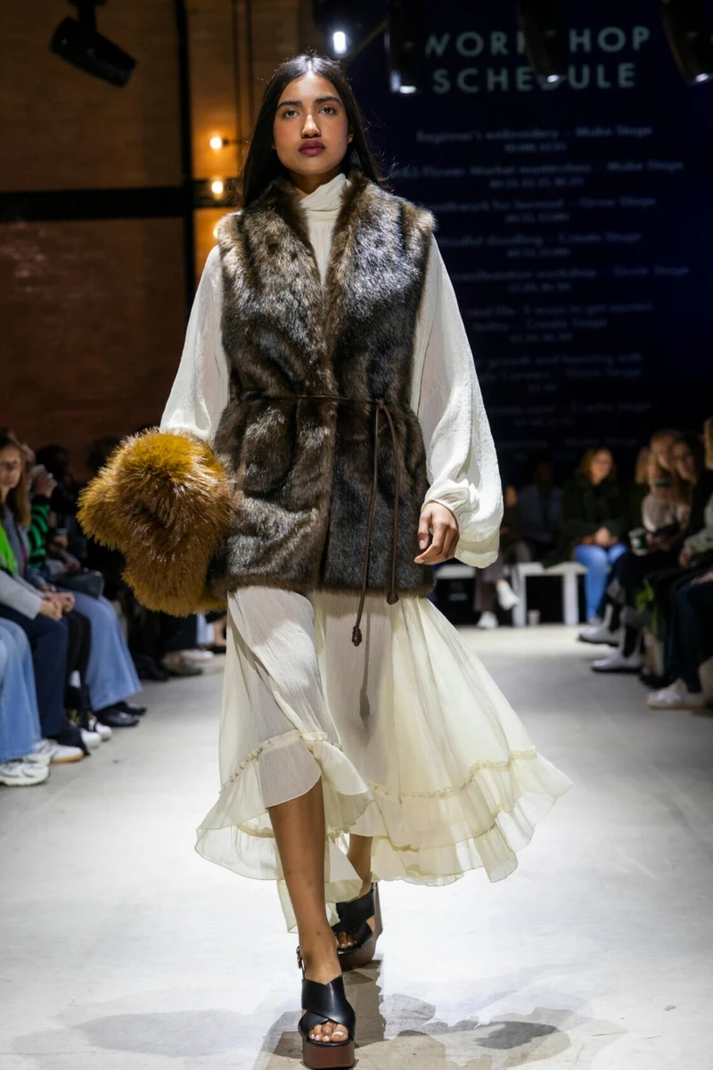 Образ із хутряною жилеткою та сукнею