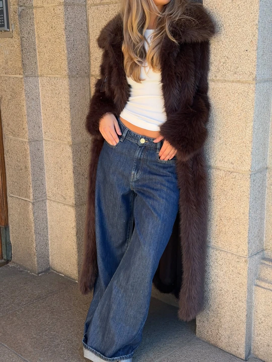 Довга шуба і джинси