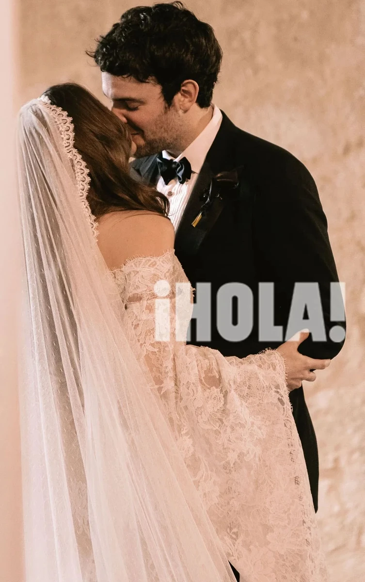 Донька Бандераса та Гріффіт у весільній сукні поцілувалася з коханим