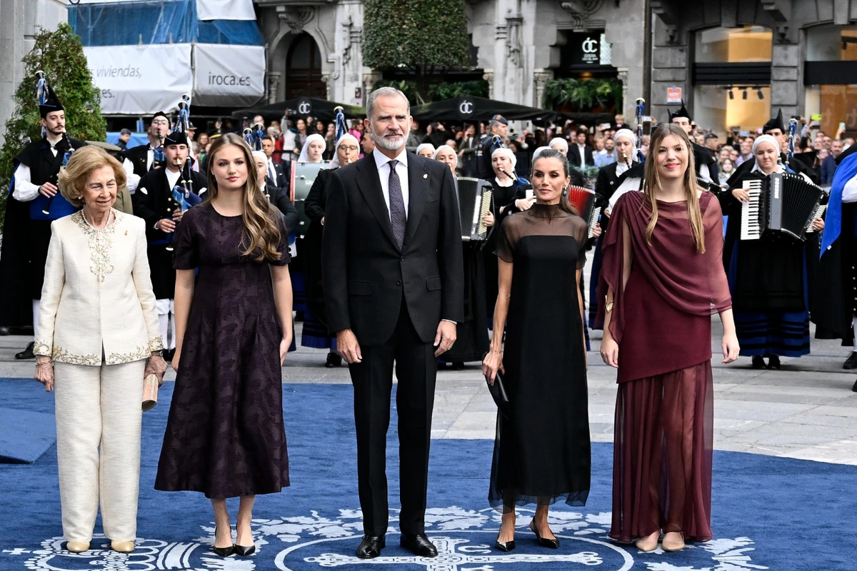 Королева Летісія з доньками у стильних образах