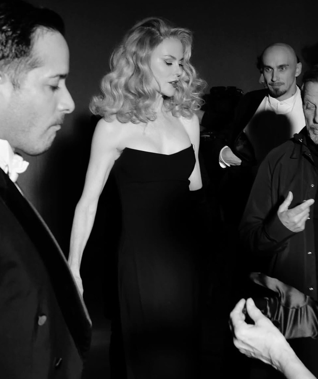 Ніколь Кідман у вінтажній сукні попозувала на шоу Vogue