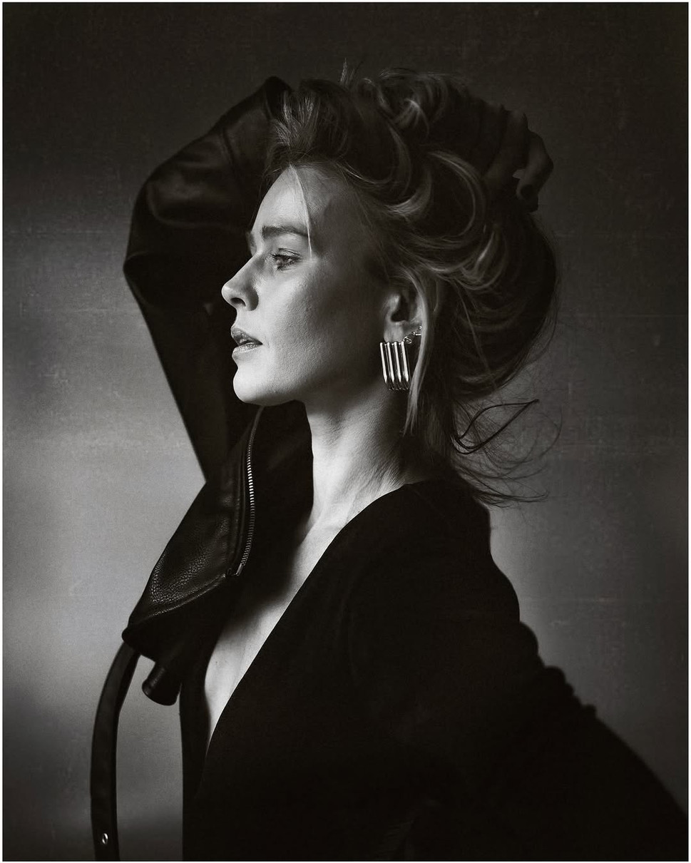 Катерина Кузнецова наробила гарячих фото у боді та шкірянці