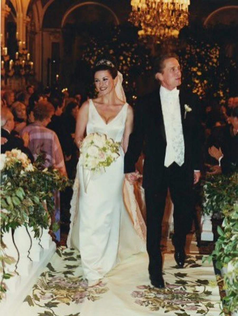 Кетрін Зета-Джонс і Майкл Дуглас показали кадри з весілля на 25-ту річницю