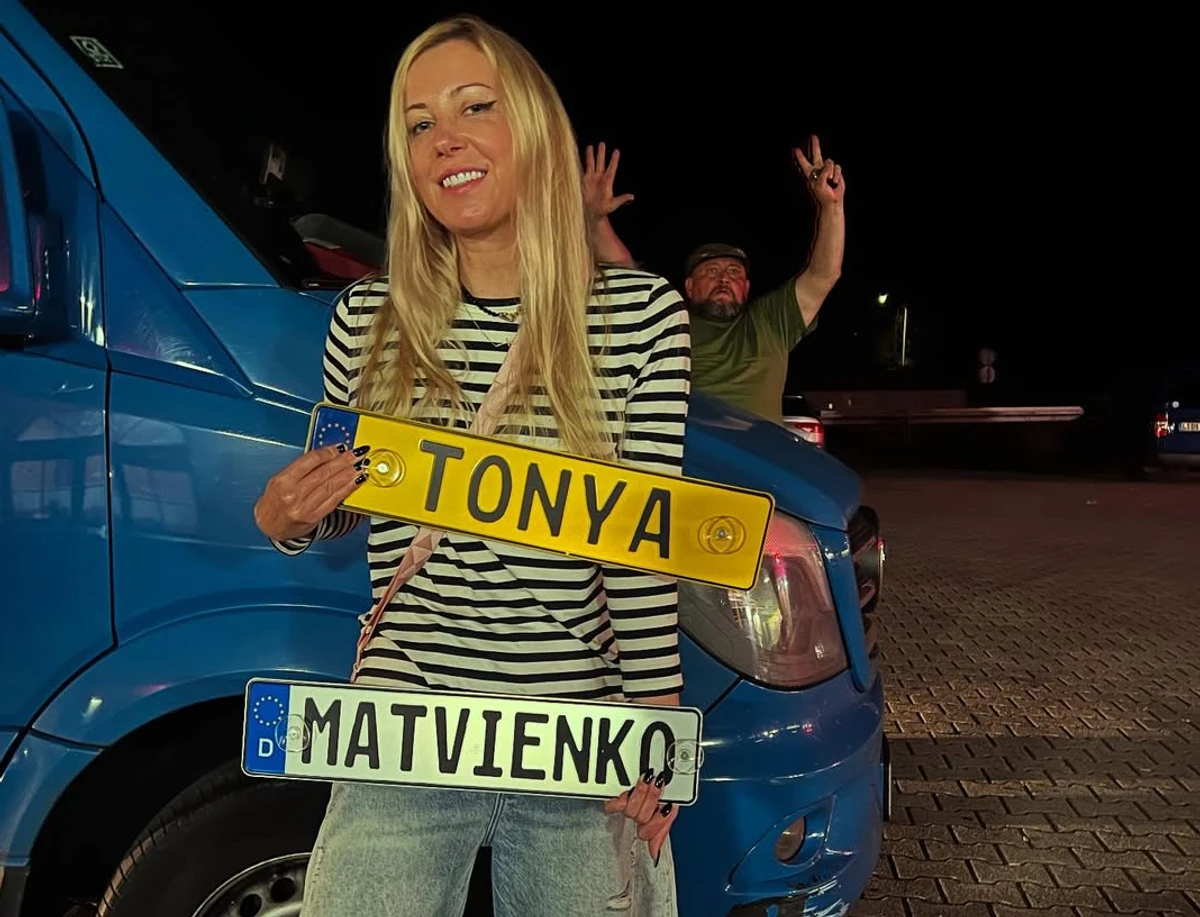 Тоня Матвієнко позує для фото