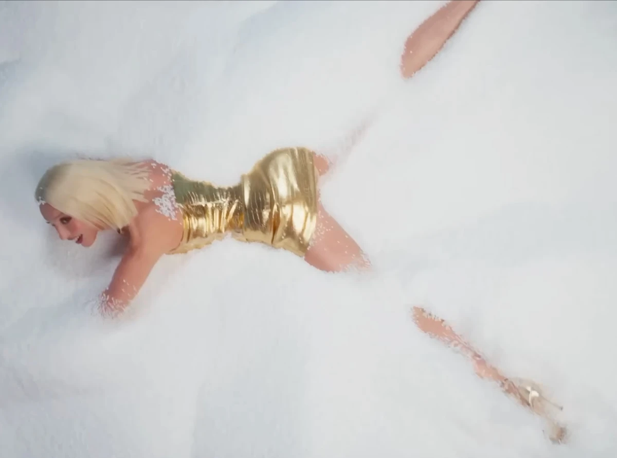 Оля Полякова похвалилася формами у золотому міні в новорічному кліпі