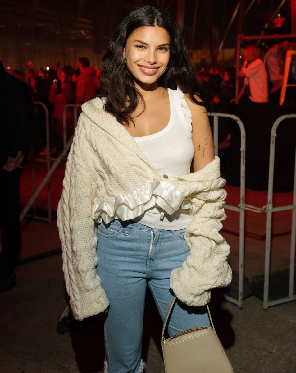 Мішель Андраде у джинсах і кардигані на концерті Дантеса