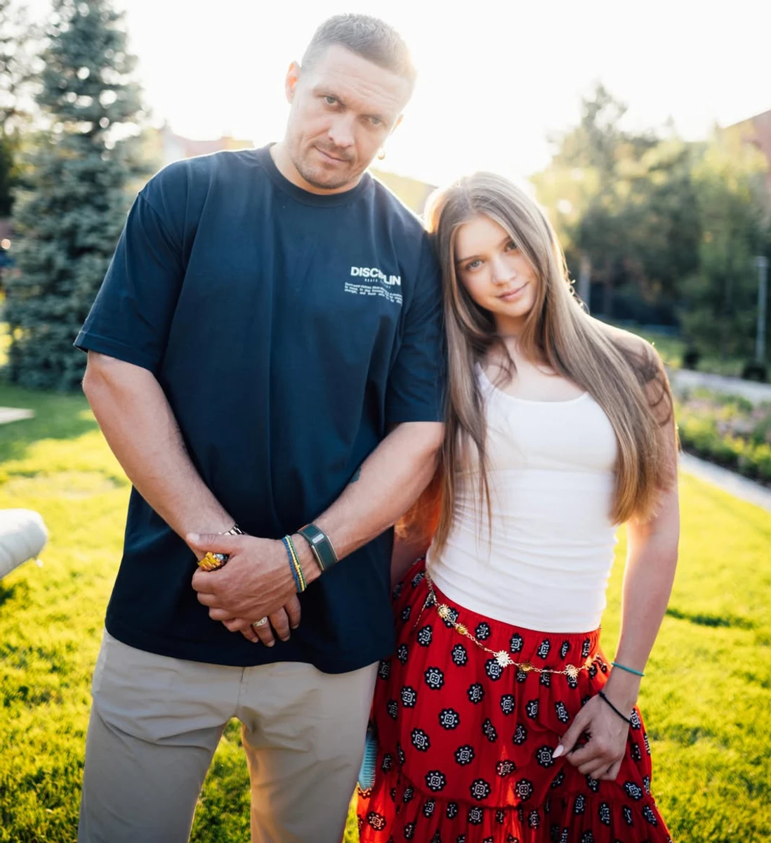 Олександр Усик попозував із дорослою дочкою для стильного фото