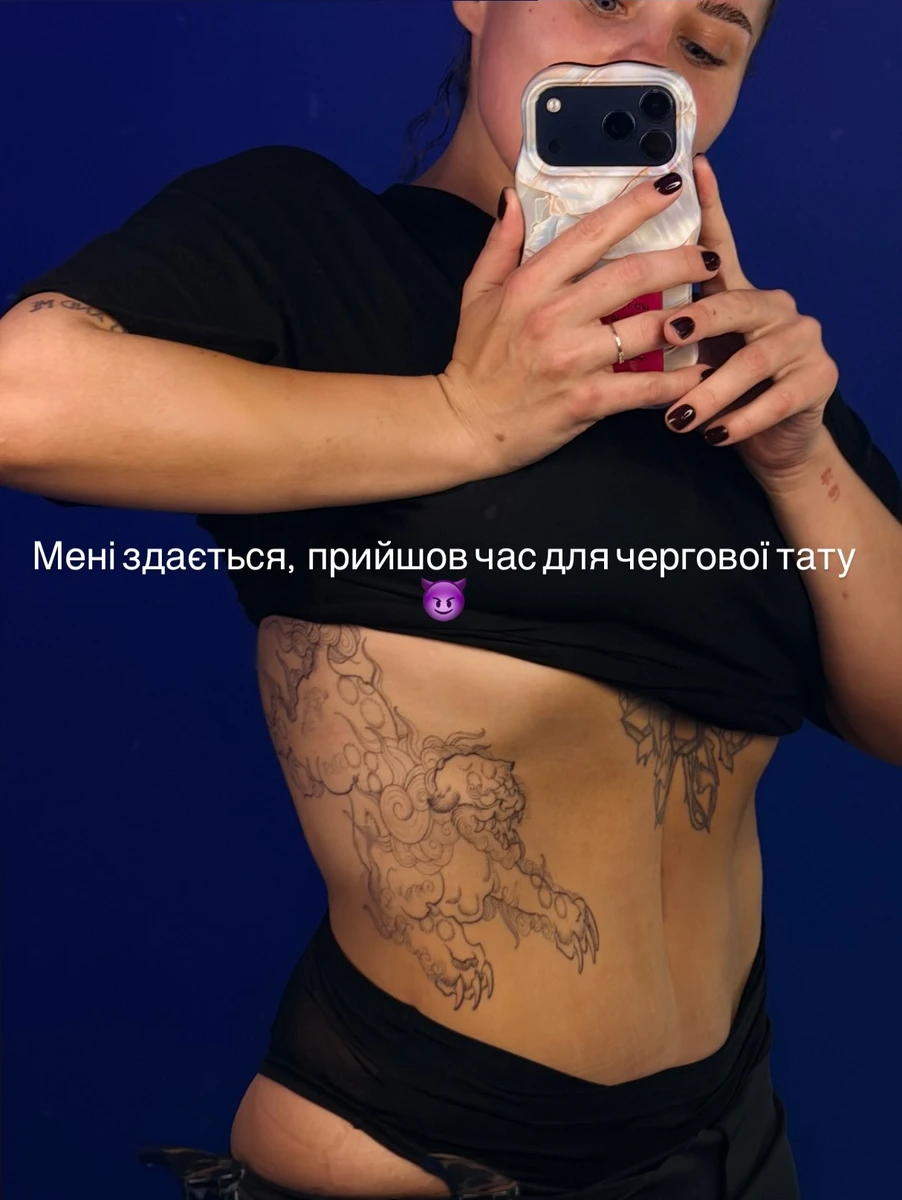 Олександра Заріцька показала плаский живіт і тату на тілі