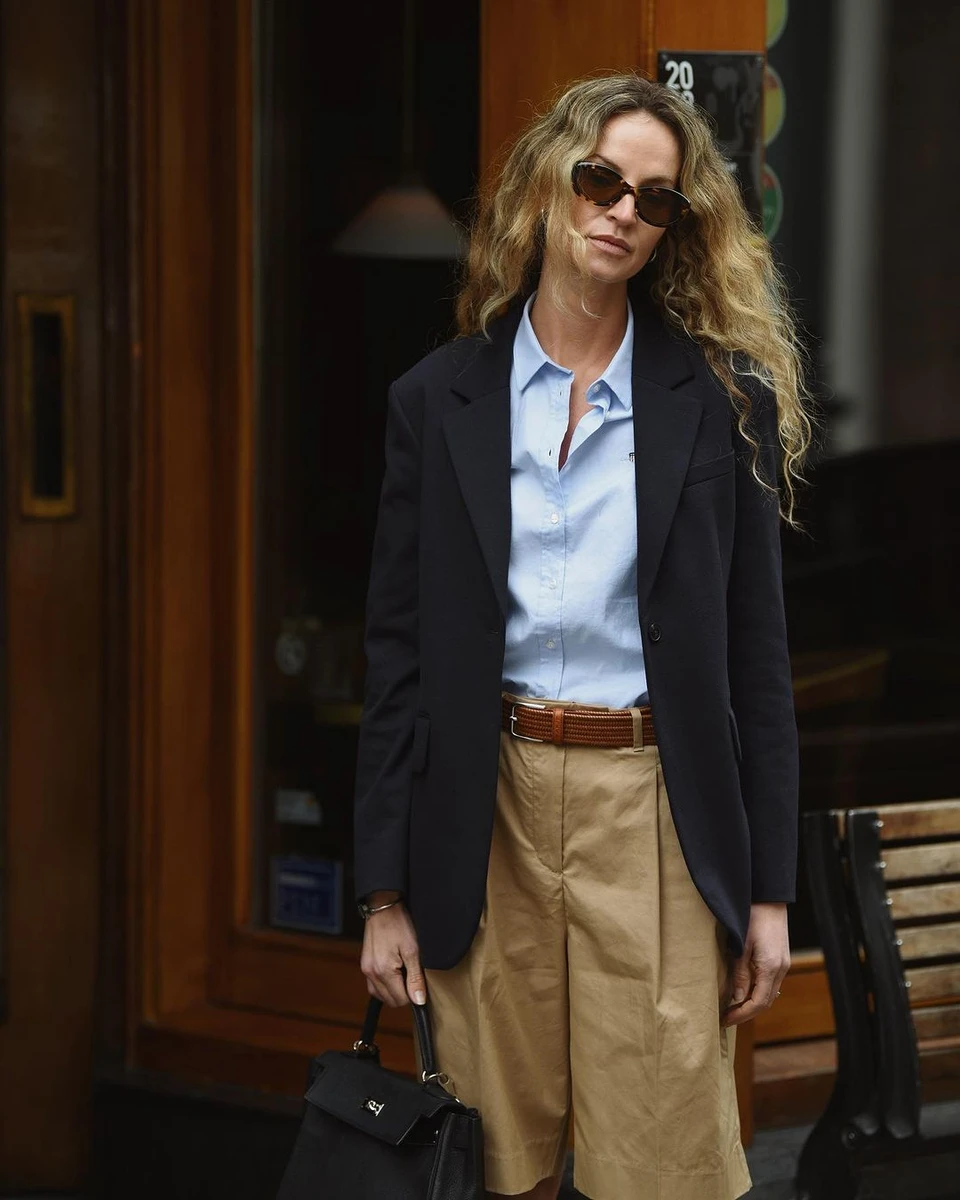 Блакитна сорочка вдало поєднується із шортами-бермудами та жакетом