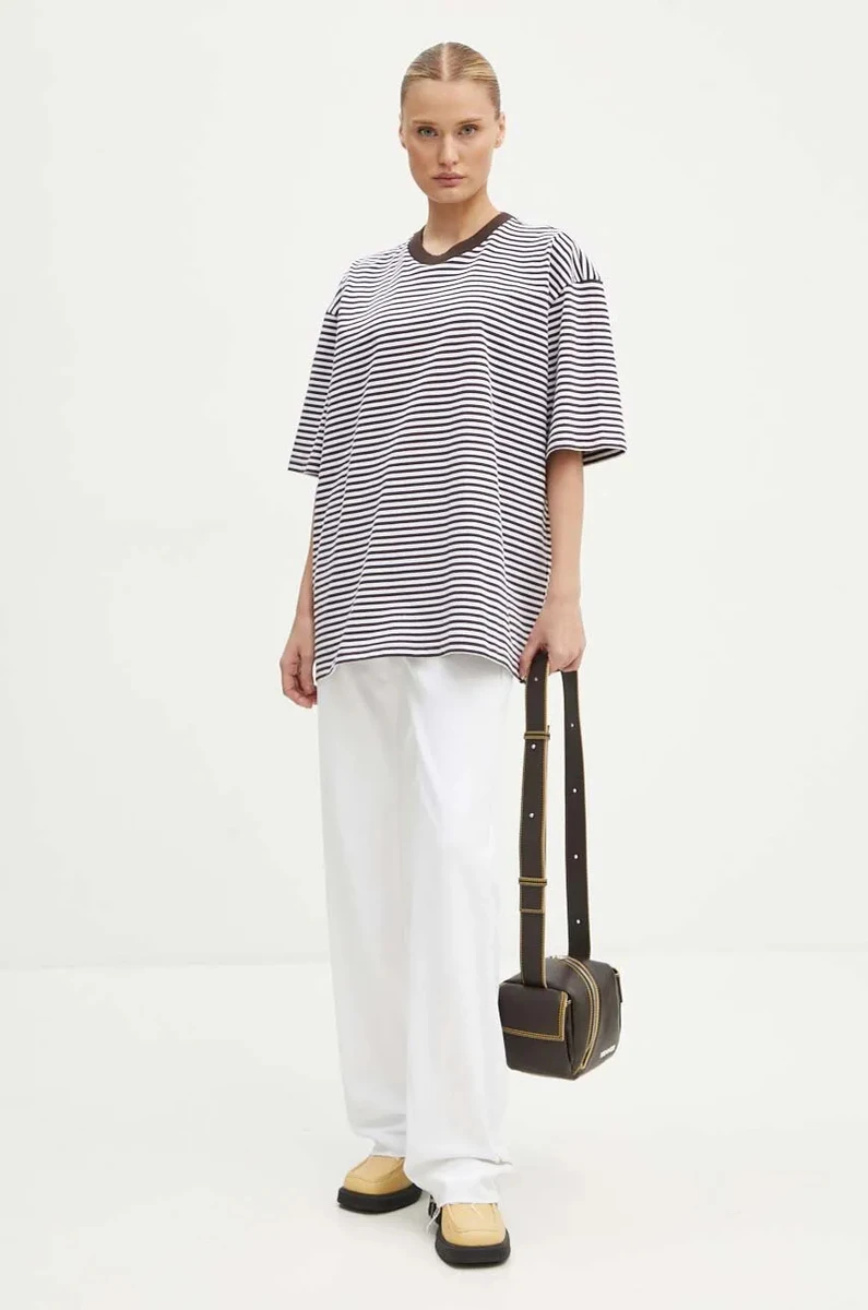 Футболка в смужку і білі штани