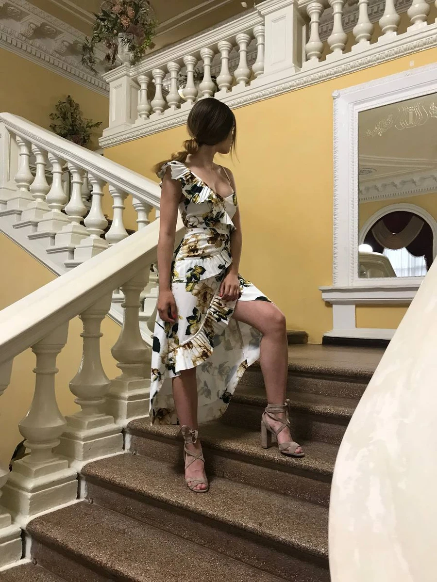 Катя Остапчук у випускній сукні