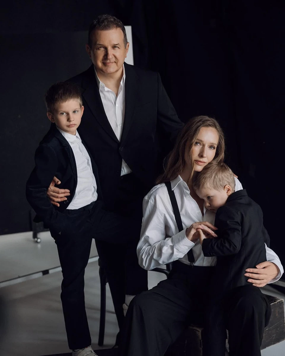 Осадча з чоловіком та синами наробила нових фото