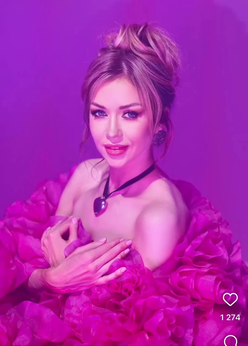 Валевська з голими плечима святкує 44