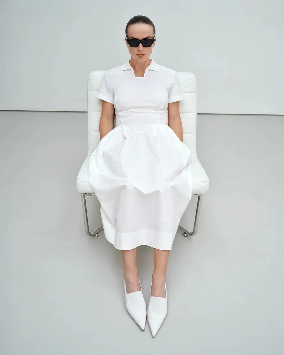 Еліна Світоліна у сукні власної колекції посиділа на стільці