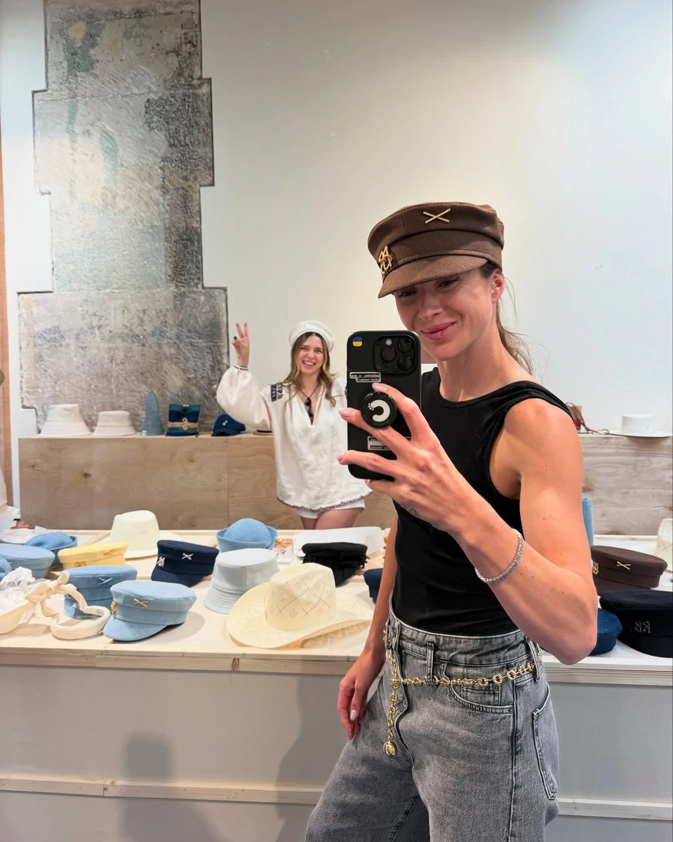 Еліна мала можливість приміряти всі капелюшки від Багінського в його паризькому бутіку 