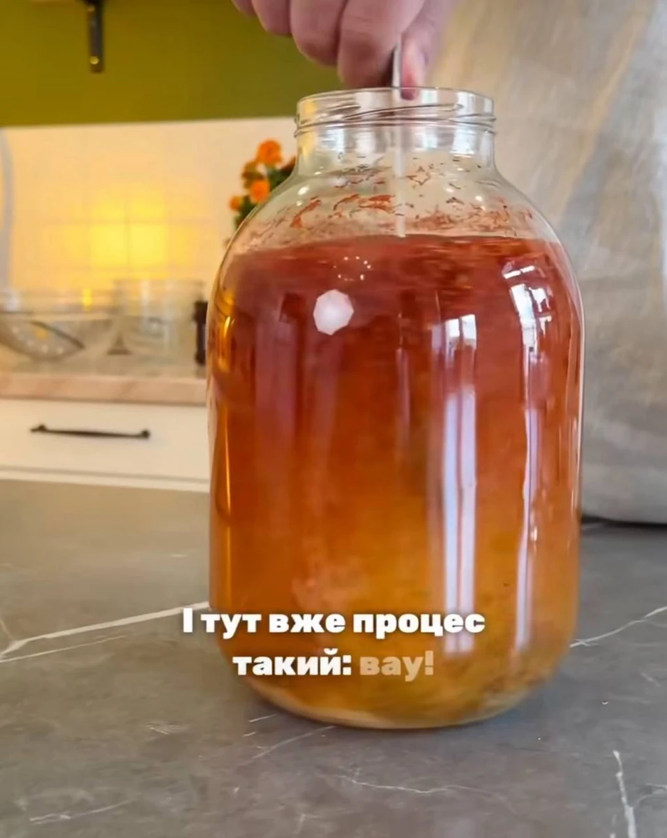 Потім квіти, цукор і дріжджі. До речі, чорнобривці Євген порадив придбати у будь-якій аптеці