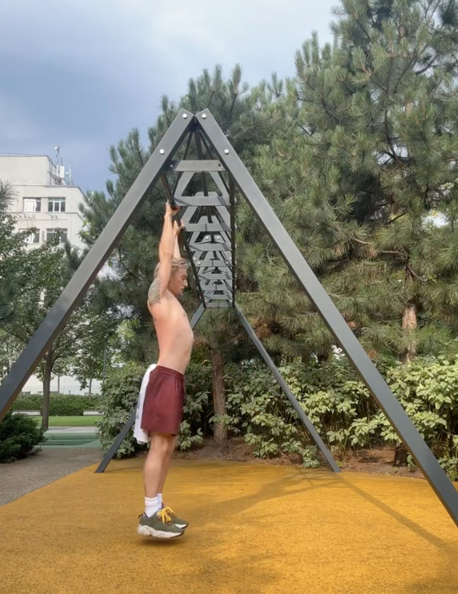 Алан Бадоєв топлес позаймався спортом на вулиці