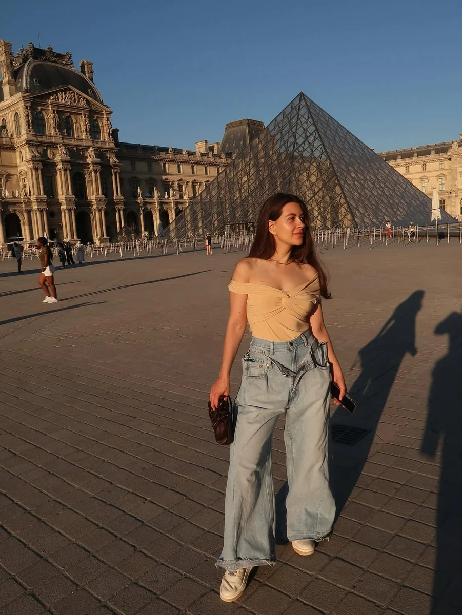 Раміна Есхакзай показалася поко Лувру