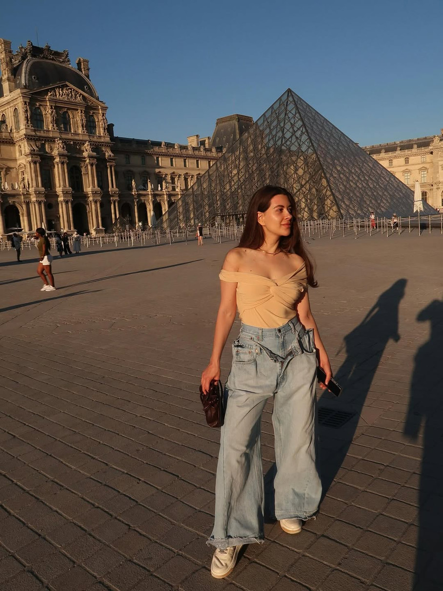 Раміна Есхакзай показалася поко Лувру