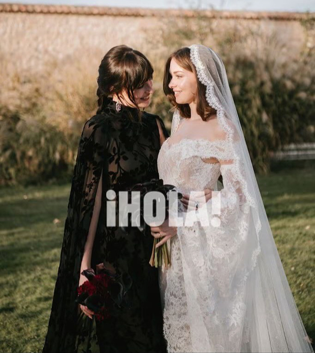 Донька Бандераса та Гріффіт у сукні нареченої обійнялася з сестрою на своєму весіллі