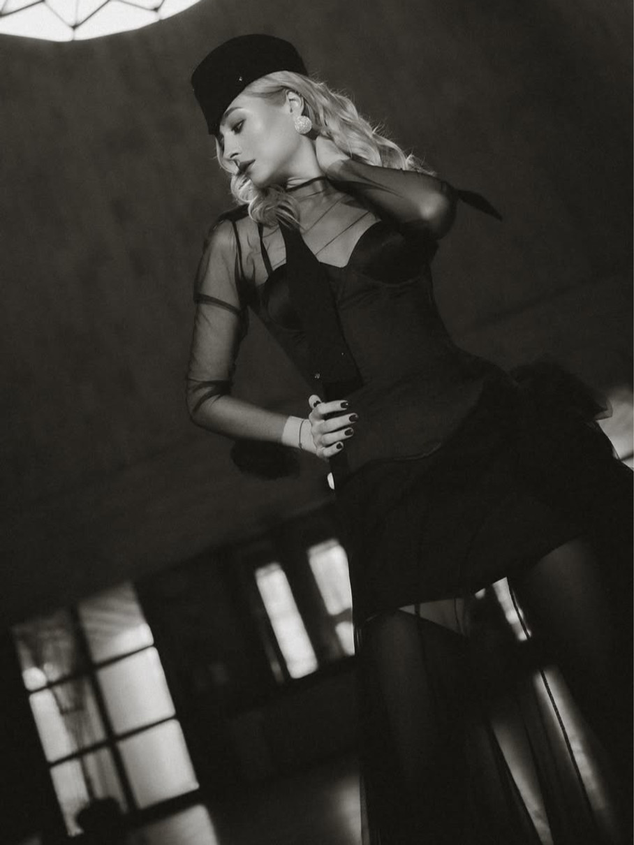 Анастасія Цимбалару похвалилася формами в корсеті