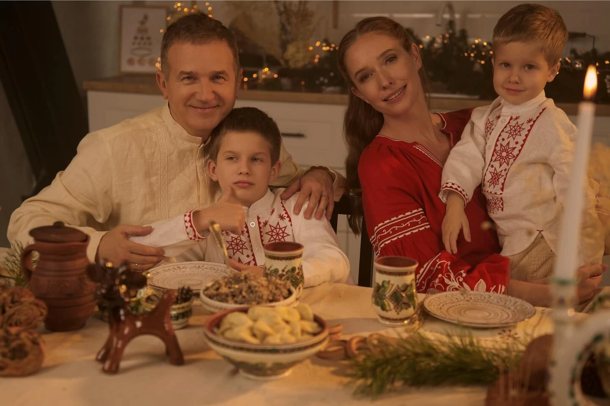 На столі у родини пісня страви та багато кераміки, особливо з Косова (Івано-Франківщина) 