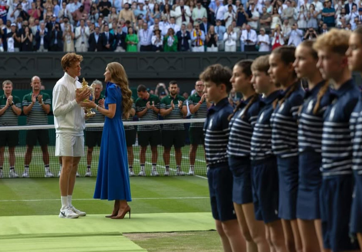 Кейт Міддлтон у синій сукні привітала тенісиста нагородою на турнірі