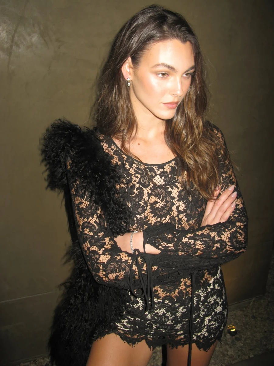 Дівчина ДіКапріо попозувала у прозорій сукні без ліфчика