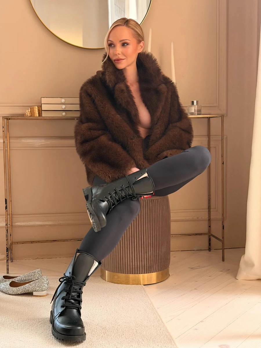 Даша Трегубова у шубі на голе тіло посвітила бюстом