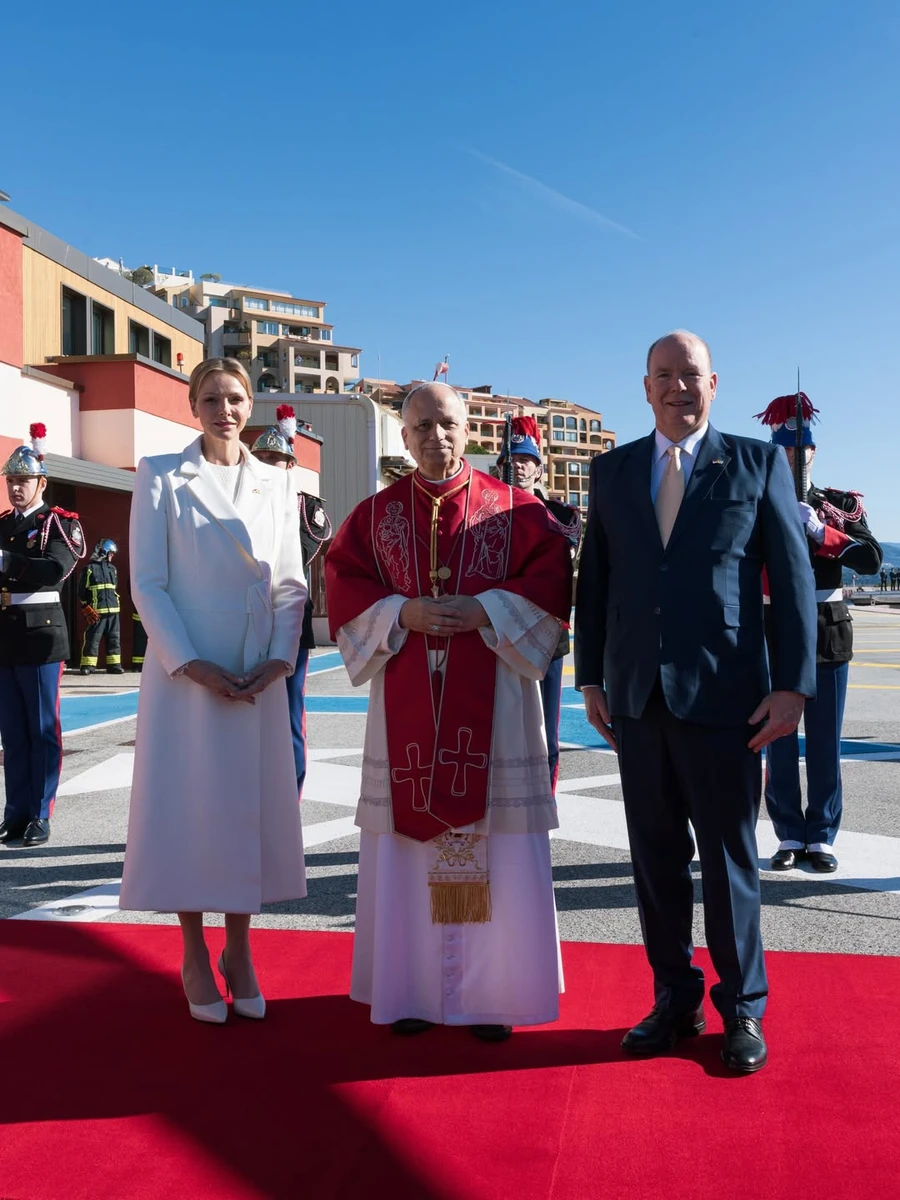 Княгиня Шарлін з Папою Римським на фото