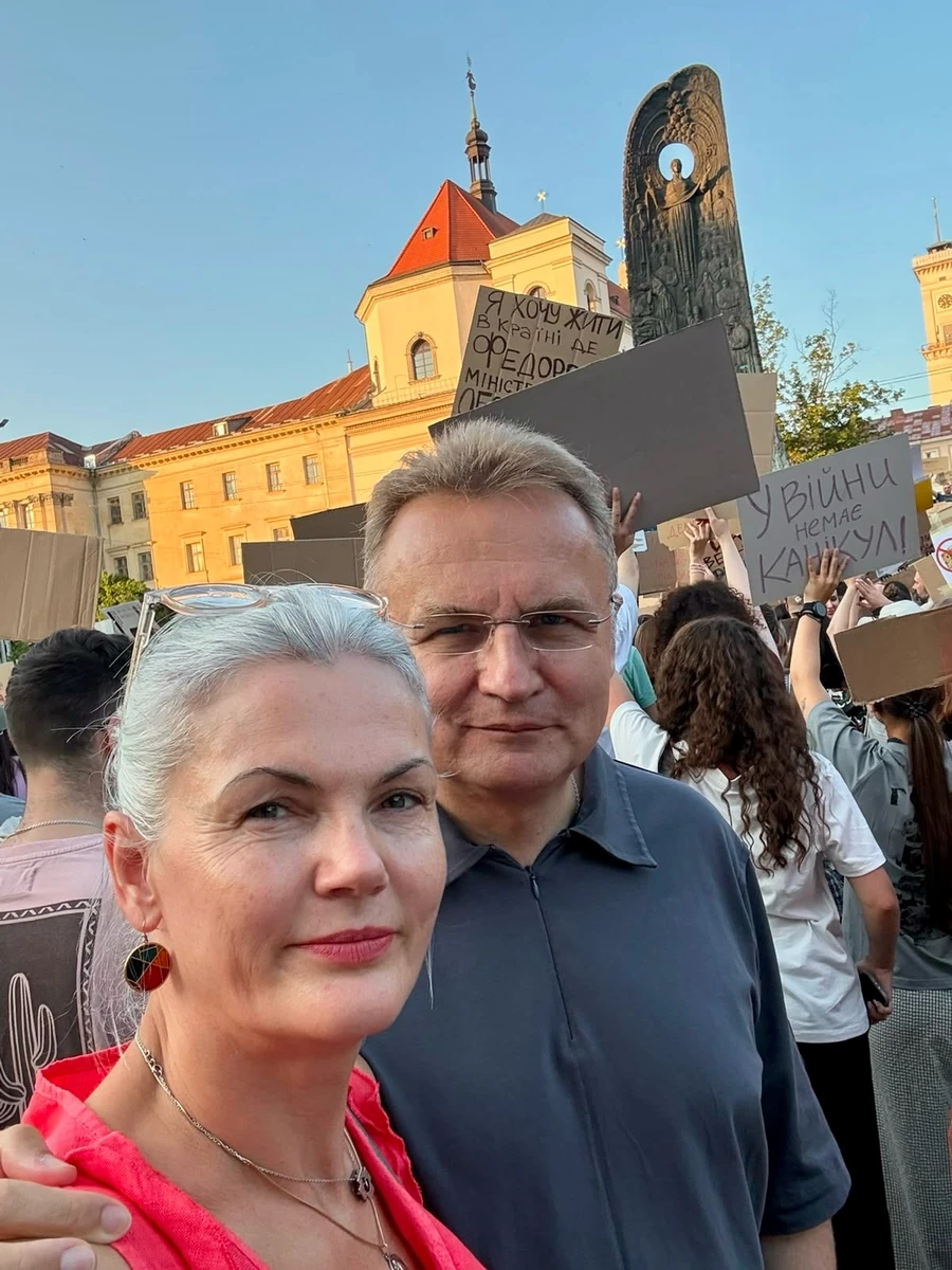 Садовий з дружиною підтримали Федорова на мітингу у Львові